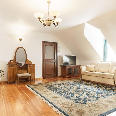 Apartamenty W Dworku Cheval Krasków Εξωτερικό φωτογραφία